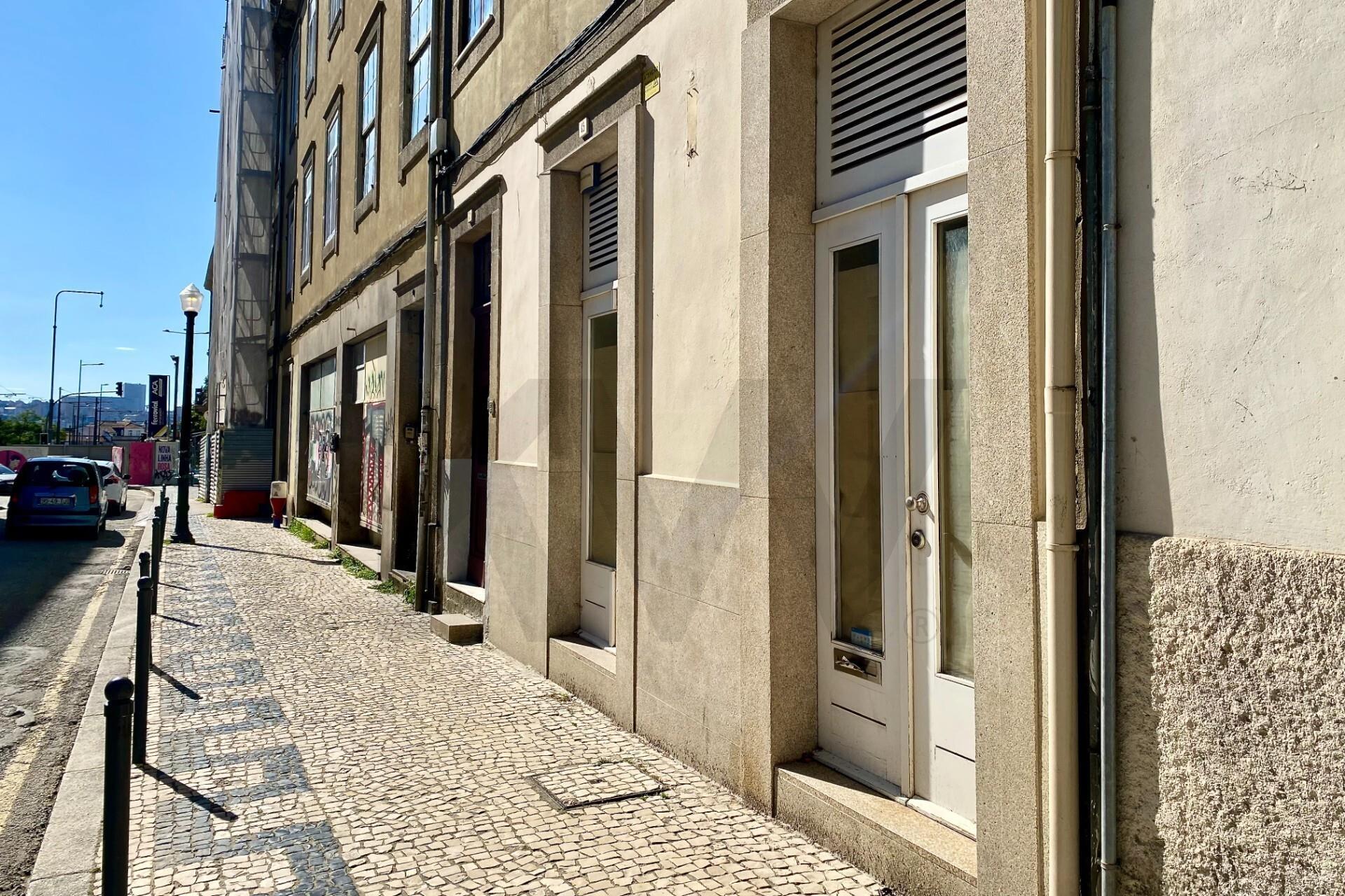 Loja para arrendamento na Rua do Rosário, nº 47 – Porto