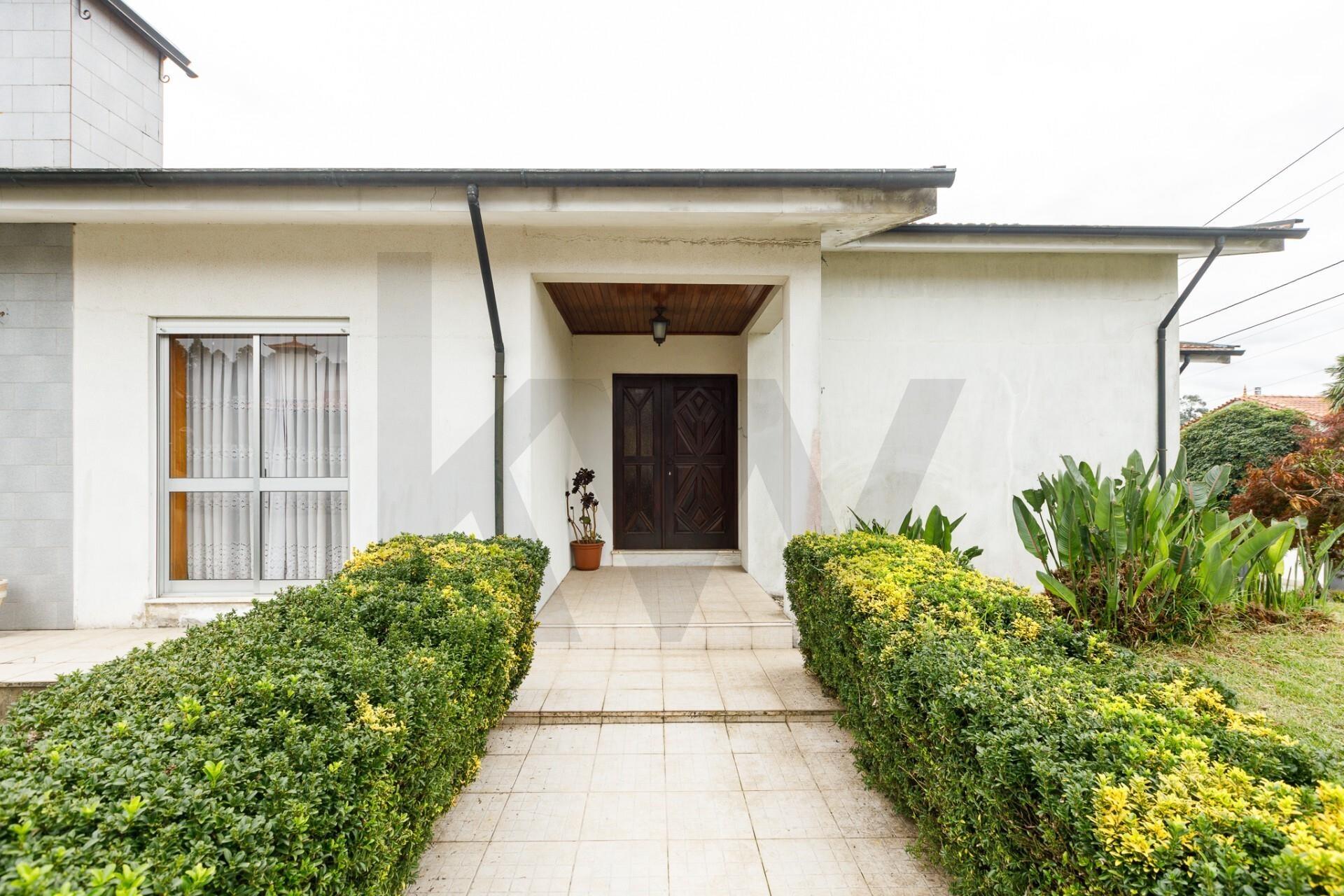 Espaçosa Moradia T4 Isolada com Privacidade Total e Versatilidade Única em São Miguel de Seide.