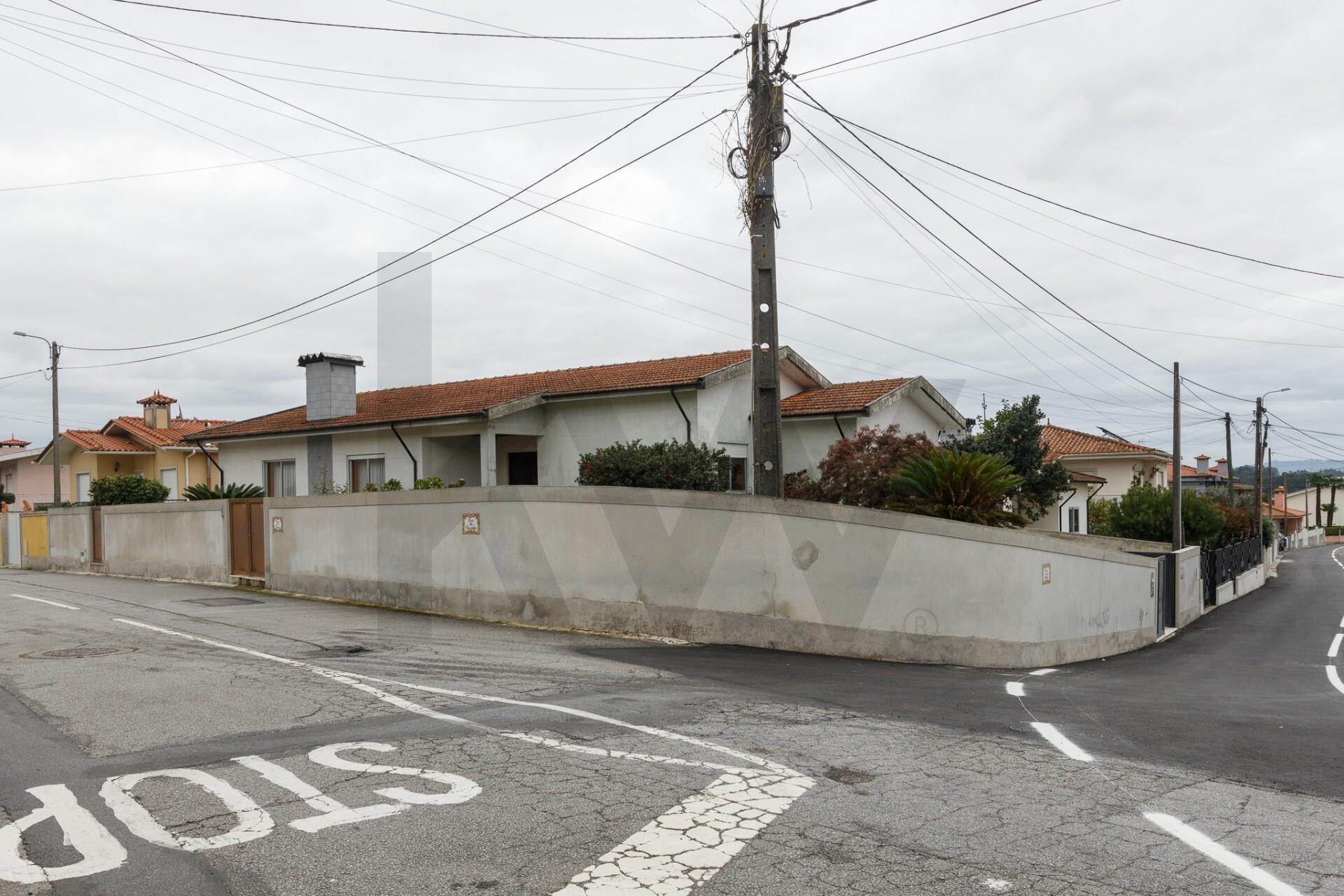 Espaçosa Moradia T4 Isolada com Privacidade Total e Versatilidade Única em São Miguel de Seide.