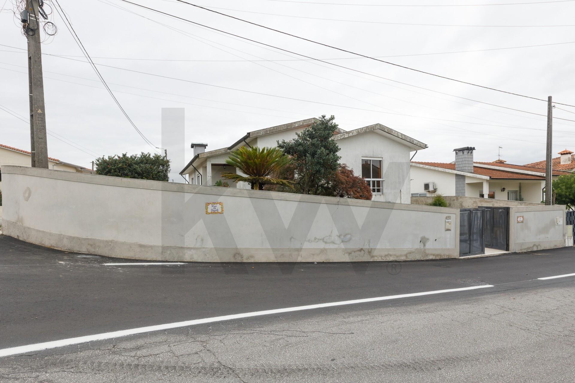 Espaçosa Moradia T4 Isolada com Privacidade Total e Versatilidade Única em São Miguel de Seide.