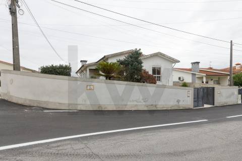 Espaçosa Moradia T4 Isolada com Privacidade Total e Versatilidade Única em São Miguel de Seide.