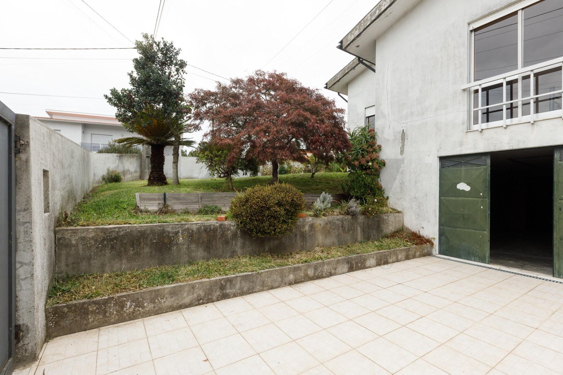 Espaçosa Moradia T4 Isolada com Privacidade Total e Versatilidade Única em São Miguel de Seide.