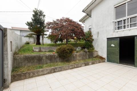 Espaçosa Moradia T4 Isolada com Privacidade Total e Versatilidade Única em São Miguel de Seide.