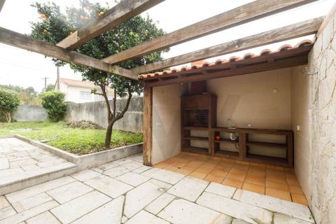 Espaçosa Moradia T4 Isolada com Privacidade Total e Versatilidade Única em São Miguel de Seide.