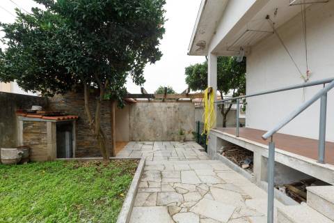 Espaçosa Moradia T4 Isolada com Privacidade Total e Versatilidade Única em São Miguel de Seide.