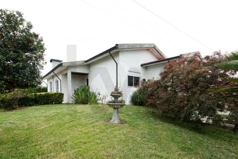 Espaçosa Moradia T4 Isolada com Privacidade Total e Versatilidade Única em São Miguel de Seide.