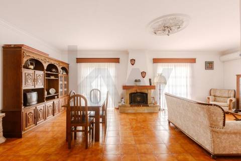 Espaçosa Moradia T4 Isolada com Privacidade Total e Versatilidade Única em São Miguel de Seide.