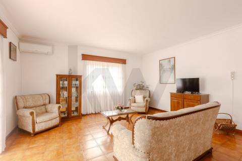 Espaçosa Moradia T4 Isolada com Privacidade Total e Versatilidade Única em São Miguel de Seide.