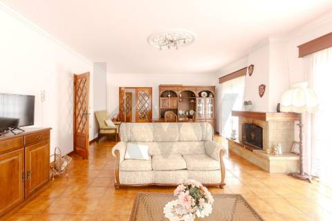 Espaçosa Moradia T4 Isolada com Privacidade Total e Versatilidade Única em São Miguel de Seide.