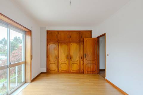 Espaçosa Moradia T4 Isolada com Privacidade Total e Versatilidade Única em São Miguel de Seide.