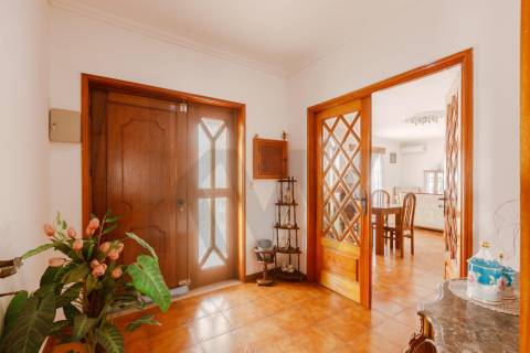 Espaçosa Moradia T4 Isolada com Privacidade Total e Versatilidade Única em São Miguel de Seide.