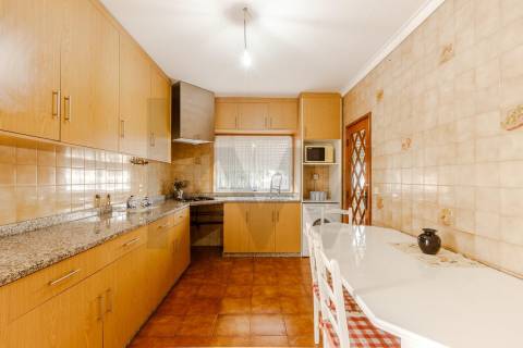 Espaçosa Moradia T4 Isolada com Privacidade Total e Versatilidade Única em São Miguel de Seide.