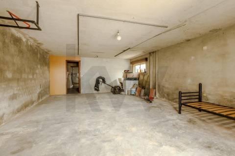 Espaçosa Moradia T4 Isolada com Privacidade Total e Versatilidade Única em São Miguel de Seide.