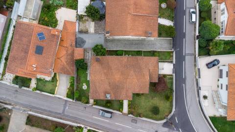 Espaçosa Moradia T4 Isolada com Privacidade Total e Versatilidade Única em São Miguel de Seide.