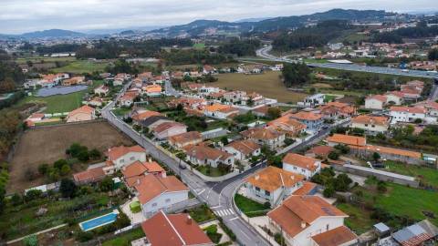 Espaçosa Moradia T4 Isolada com Privacidade Total e Versatilidade Única em São Miguel de Seide.