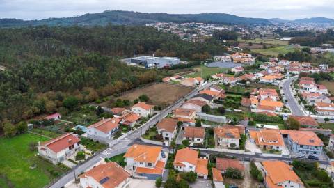 Espaçosa Moradia T4 Isolada com Privacidade Total e Versatilidade Única em São Miguel de Seide.