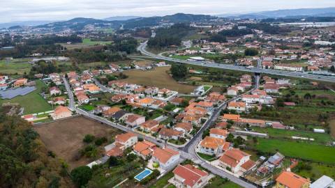 Espaçosa Moradia T4 Isolada com Privacidade Total e Versatilidade Única em São Miguel de Seide.