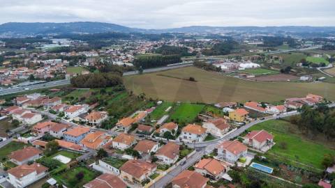 Espaçosa Moradia T4 Isolada com Privacidade Total e Versatilidade Única em São Miguel de Seide.