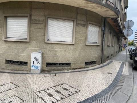 Garagem com 150m2 na Av. Republica, ao El Corte Inglês, possibilidade de transformar em habitação.