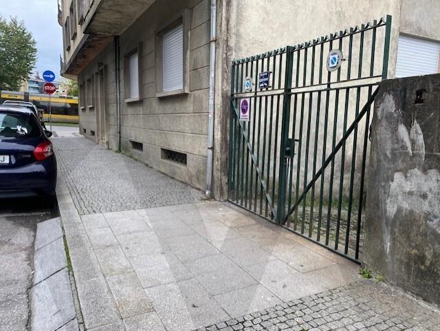 Garagem com 150m2 na Av. Republica, ao El Corte Inglês, possibilidade de transformar em habitação.