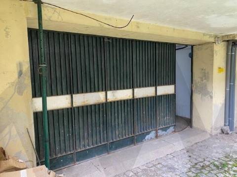 Garagem com 150m2 na Av. Republica, ao El Corte Inglês, possibilidade de transformar em habitação.