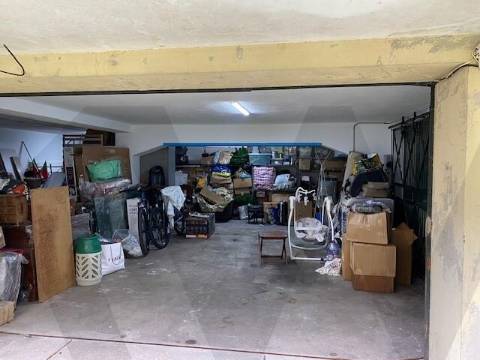 Garagem com 150m2 na Av. Republica, ao El Corte Inglês, possibilidade de transformar em habitação.
