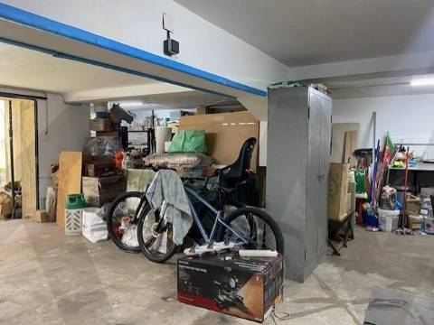 Garagem com 150m2 na Av. Republica, ao El Corte Inglês, possibilidade de transformar em habitação.
