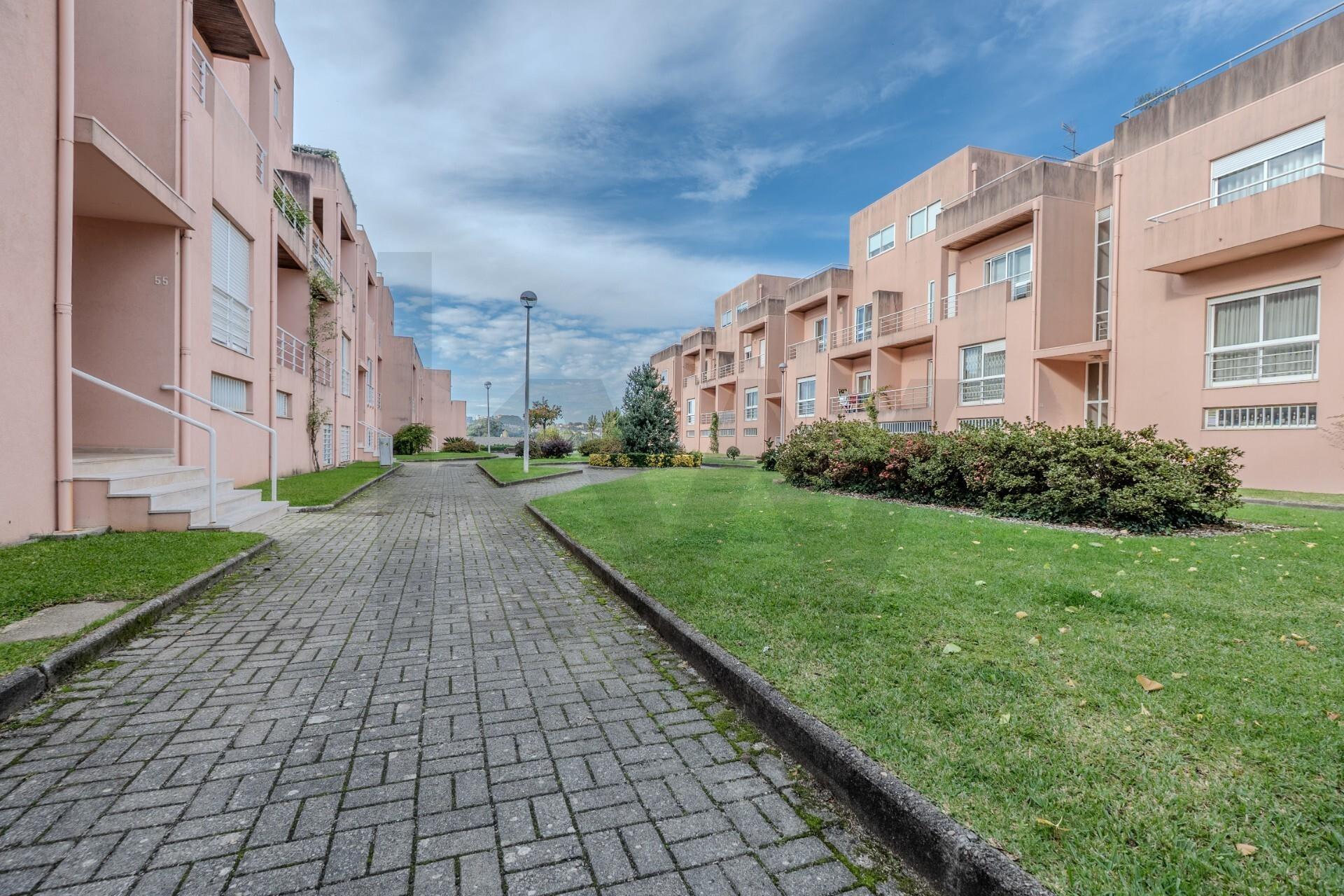 Apartamento T4+1 duplex | Varandas | Garagem fechada | à Marina do Freixo