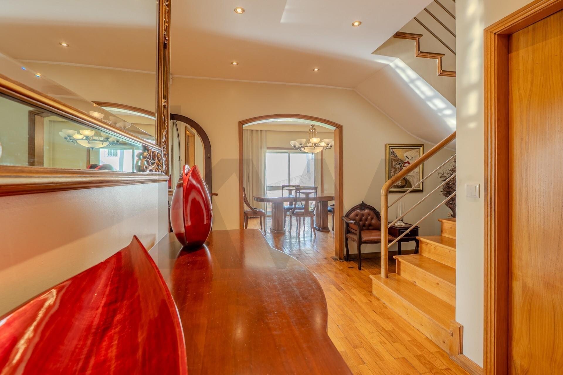 Apartamento T4+1 duplex | Varandas | Garagem fechada | à Marina do Freixo