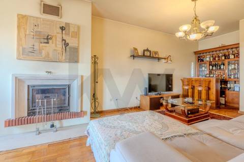 Apartamento T4+1 duplex | Varandas | Garagem fechada | à Marina do Freixo