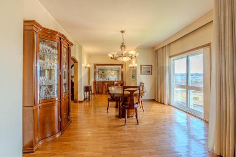 Apartamento T4+1 duplex | Varandas | Garagem fechada | à Marina do Freixo