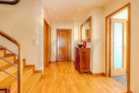 Apartamento T4+1 duplex | Varandas | Garagem fechada | à Marina do Freixo