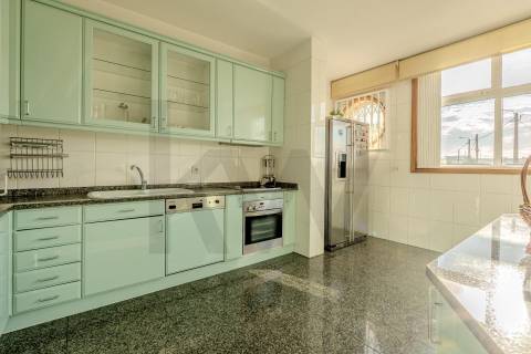 Apartamento T4+1 duplex | Varandas | Garagem fechada | à Marina do Freixo