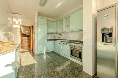 Apartamento T4+1 duplex | Varandas | Garagem fechada | à Marina do Freixo