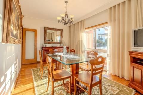 Apartamento T4+1 duplex | Varandas | Garagem fechada | à Marina do Freixo