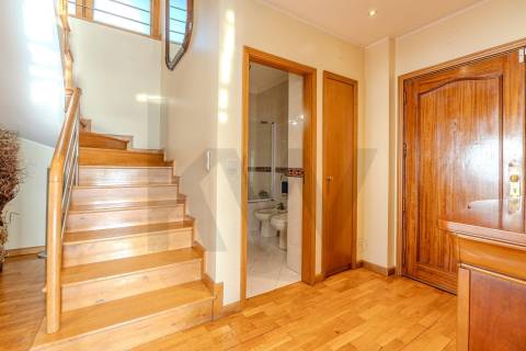 Apartamento T4+1 duplex | Varandas | Garagem fechada | à Marina do Freixo