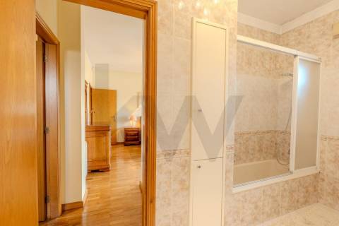 Apartamento T4+1 duplex | Varandas | Garagem fechada | à Marina do Freixo