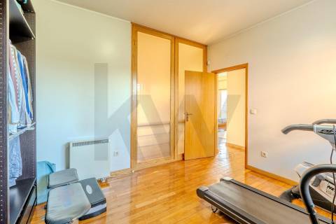 Apartamento T4+1 duplex | Varandas | Garagem fechada | à Marina do Freixo