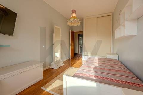 Apartamento T4+1 duplex | Varandas | Garagem fechada | à Marina do Freixo