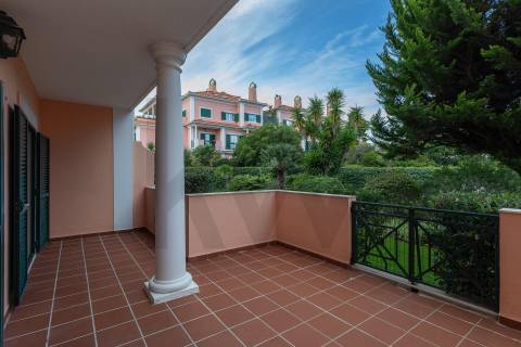 T2 na Quinta da Beloura | Acesso Direto do Terraço para Jardim e Piscina