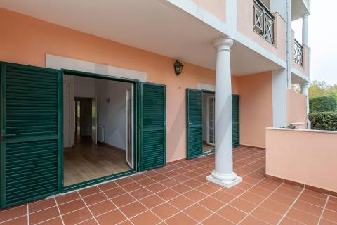 T2 na Quinta da Beloura | Acesso Direto do Terraço para Jardim e Piscina