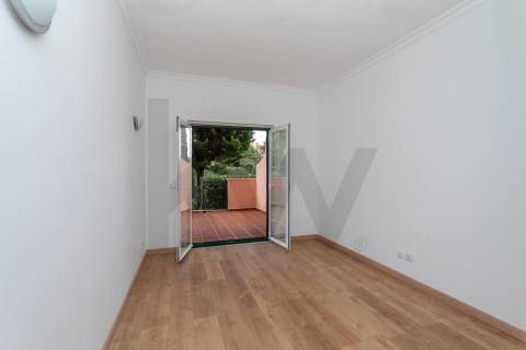 T2 na Quinta da Beloura | Acesso Direto do Terraço para Jardim e Piscina