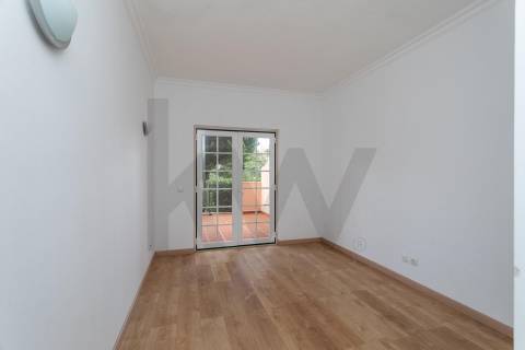 T2 na Quinta da Beloura | Acesso Direto do Terraço para Jardim e Piscina