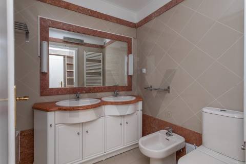 T2 na Quinta da Beloura | Acesso Direto do Terraço para Jardim e Piscina