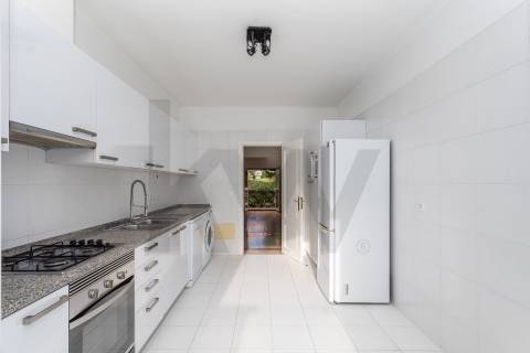 T2 na Quinta da Beloura | Acesso Direto do Terraço para Jardim e Piscina