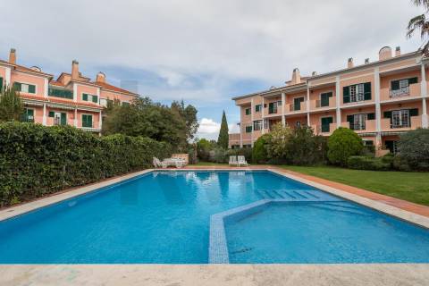 T2 na Quinta da Beloura | Acesso Direto do Terraço para Jardim e Piscina