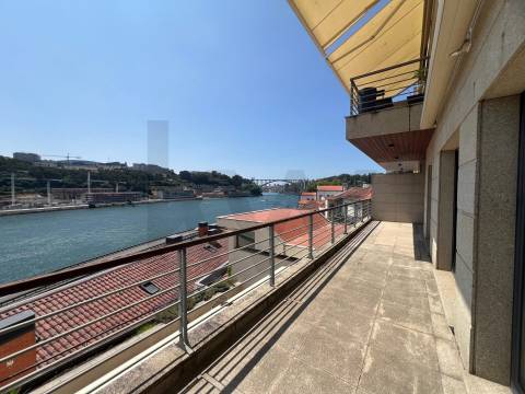 Apartamento T3 com vista fantástica sobre rio Douro