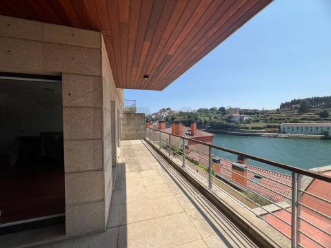 Apartamento T3 com vista fantástica sobre rio Douro