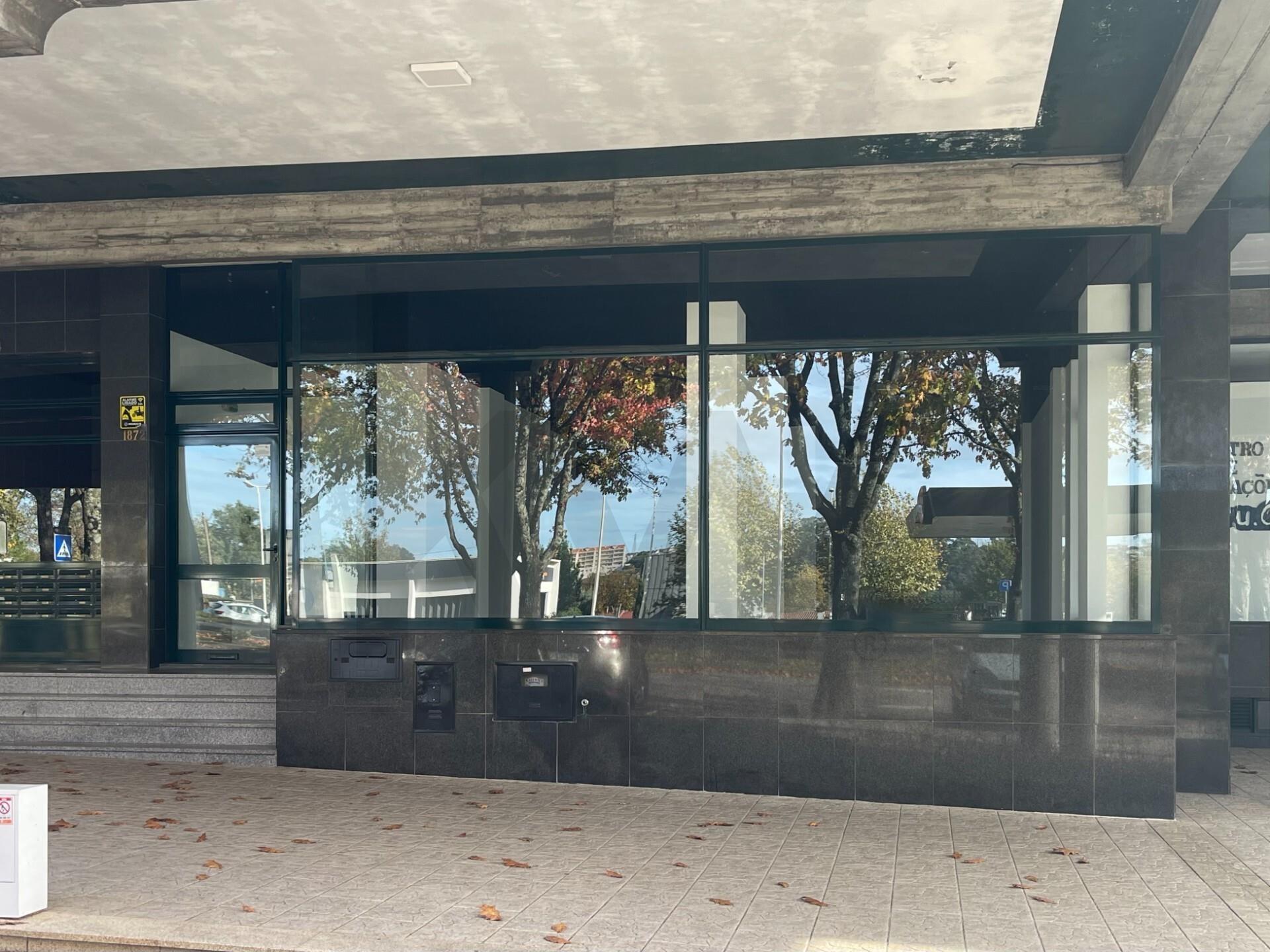 ESPAÇO COMERCIAL/SERVIÇOS PARA VENDA EM S. JOÃO DA MADEIRA COM 223 M2