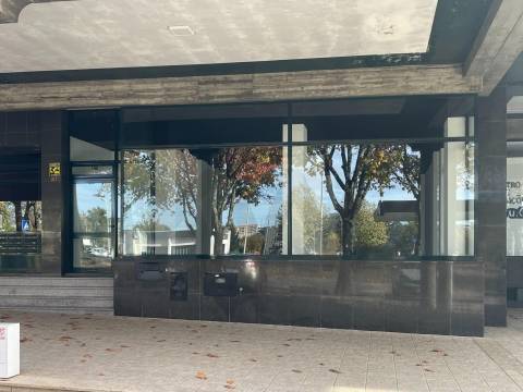 ESPAÇO COMERCIAL/SERVIÇOS PARA VENDA EM S. JOÃO DA MADEIRA COM 223 M2